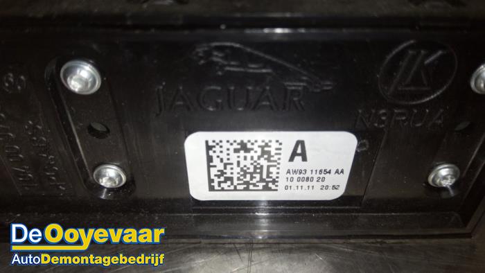 Fog light switch from a Jaguar XJ (X351) 3.0 D V6 24V 2011
