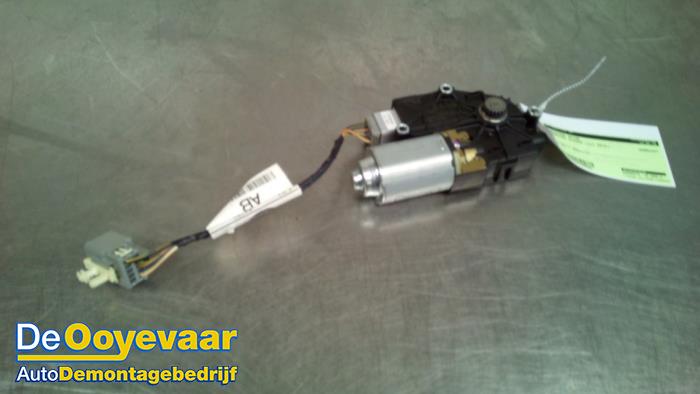 Używane Silnik szyberdachu Landrover Range Rover Evoque (LVJ/LVS) 2.2 SD4 16V Cena € 39,99 Procedura marży oferowane przez Autodemontagebedrijf De Ooyevaar