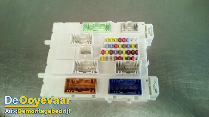 Fuse box from a Ford C-Max (DXA) 2.0 16V Energi 2015
