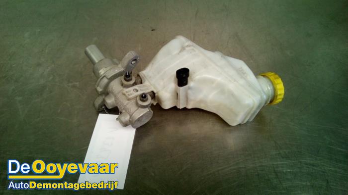 Master cylinder from a Opel Combo 1.3 CDTI 16V ecoFlex 2013