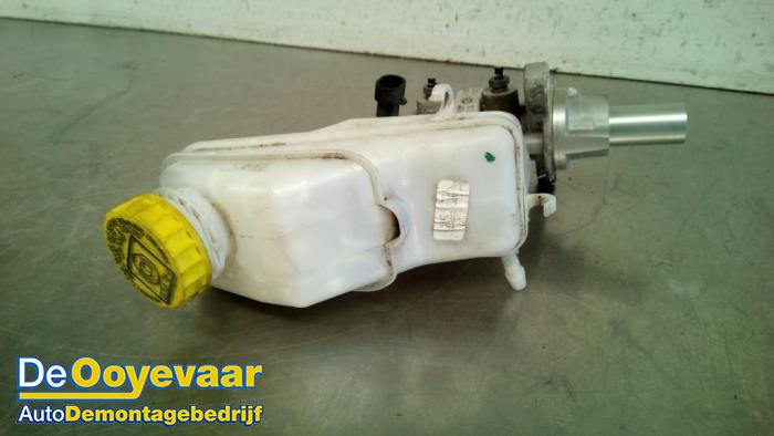 Master cylinder from a Opel Combo 1.3 CDTI 16V ecoFlex 2013