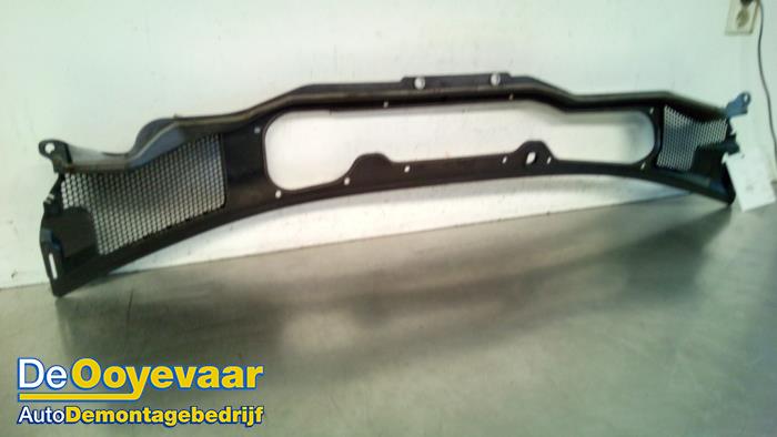 Cowl top grille from a Volvo V40 (MV) 2.0 D3 16V 2018