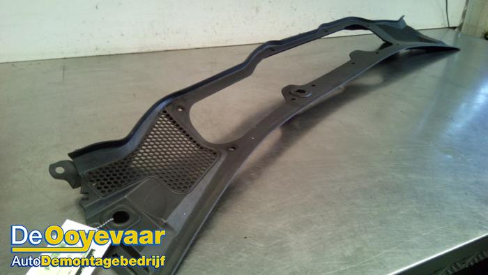 Cowl top grille from a Volvo V40 (MV) 2.0 D3 16V 2018