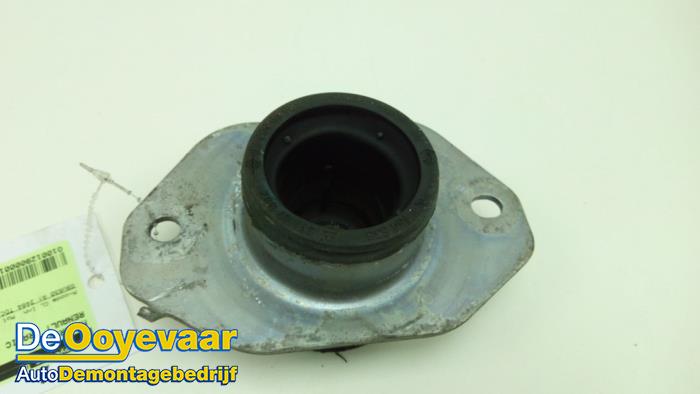 Used Engine mount Renault Trafic New (FL) 2.5 dCi 16V 145 Price € 15,00 Margin scheme offered by Autodemontagebedrijf De Ooyevaar