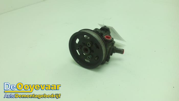 Power steering pump from a Audi A4 Avant (B6) 1.9 TDI PDE 130 2003
