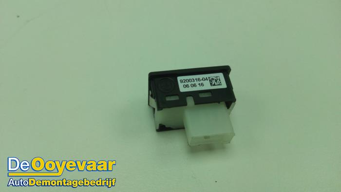 Tailgate switch from a BMW 3 serie Gran Turismo (F34) 320i 2.0 16V 2017