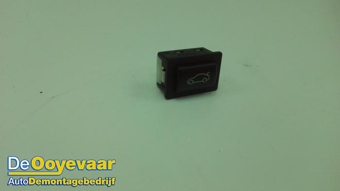 Tailgate switch from a BMW 3 serie Gran Turismo (F34) 320i 2.0 16V 2017