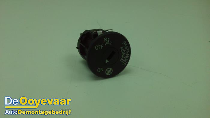 Airbag switch from a BMW 3 serie Gran Turismo (F34) 320i 2.0 16V 2017