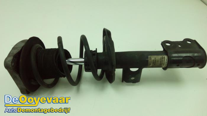 Front shock absorber rod, right from a Mercedes-Benz A (W176) 1.6 A-180 16V 2016