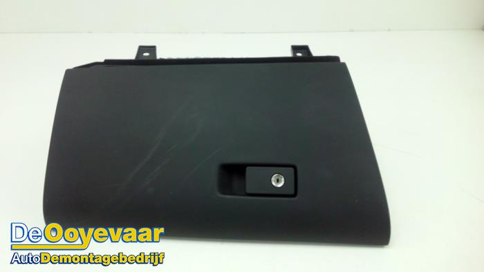 Begagnade Handskfack Volvo V60 I (FW/GW) 1.6 DRIVe Pris € 15,00 Marginaltabell erbjuds av Autodemontagebedrijf De Ooyevaar