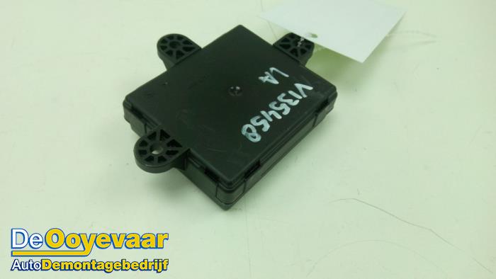 Central door locking module from a Volvo V60 I (FW/GW) 1.6 DRIVe 2013