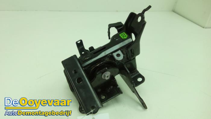 Used Engine mount Toyota Yaris III (P13) 1.5 16V Hybrid Price € 9,99 Margin scheme offered by Autodemontagebedrijf De Ooyevaar