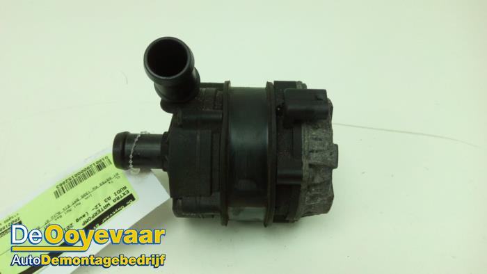 Begagnade Extra vattenpump Audi A3 Sportback (8VA/8VF) 1.4 TFSI 16V e-tron Pris € 9,99 Marginaltabell erbjuds av Autodemontagebedrijf De Ooyevaar
