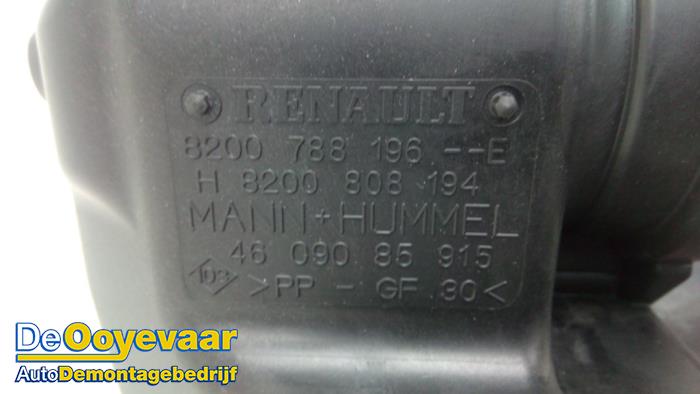 Cuerpo de filtro de aire de un Mercedes-Benz Citan (415.6) 1.5 109 CDI 2014