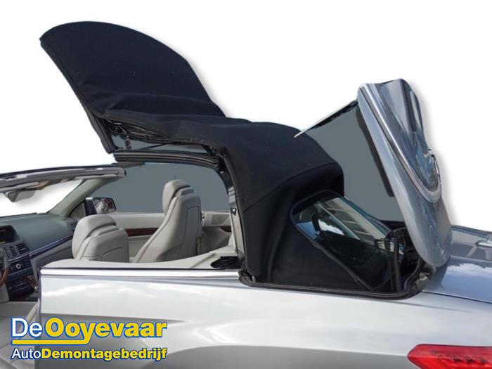 Używane Miekki dach cabrio Mercedes E (R207) E-200 CGI 16V BlueEfficiency Cena € 599,99 Procedura marży oferowane przez Autodemontagebedrijf De Ooyevaar