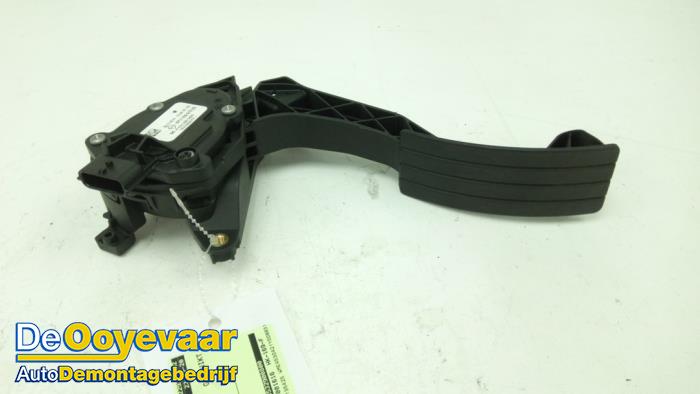Accelerator pedal from a Smart Forfour (453) 1.0 12V 2015