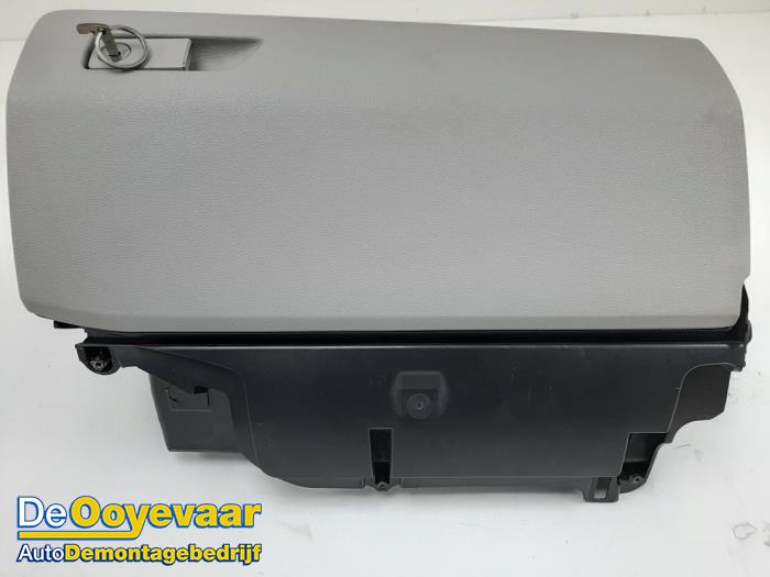 Begagnade Handskfack Mercedes E (R207) E-200 CGI 16V BlueEfficiency Pris € 39,99 Marginaltabell erbjuds av Autodemontagebedrijf De Ooyevaar