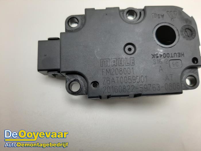 Heater valve motor from a Mercedes-Benz S (A217) 5.5 S-63 AMG V8 32V Biturbo 4-Matic 2017