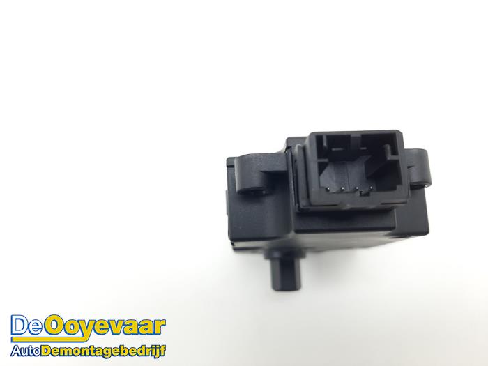 Heater valve motor from a Mercedes-Benz S (A217) 5.5 S-63 AMG V8 32V Biturbo 4-Matic 2017