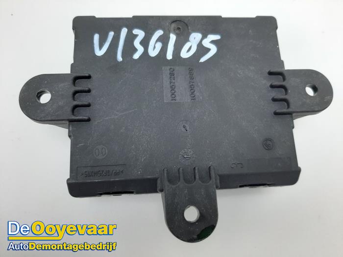 Battery control module from a Land Rover Range Rover Evoque (LVJ/LVS) 2.2 eD4 16V 5-drs. 2015