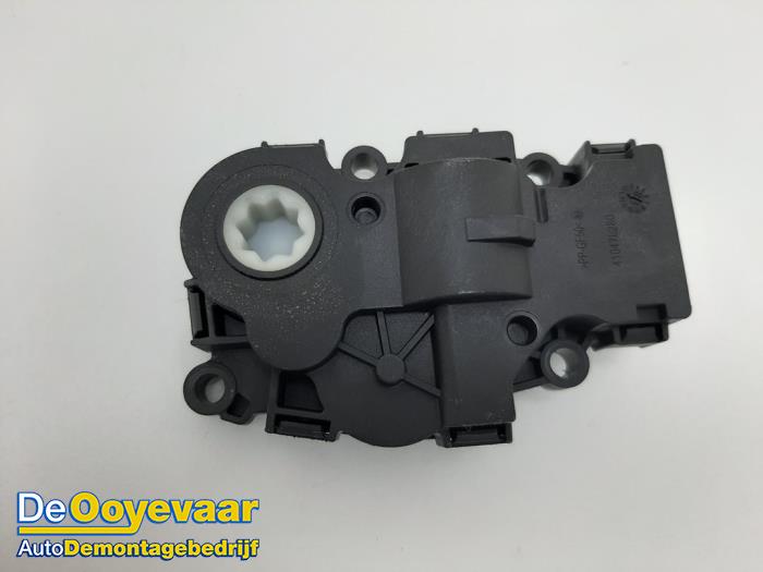 Heater valve motor from a BMW 5 serie Touring (G31) 540d xDrive 3.0 TwinPower Turbo 24V 2018