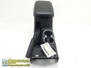 Usados Apoyabrazos Mitsubishi L-200 2.2 DI-D 4WD Precio € 99,99 Norma de margen ofrecido por Autodemontagebedrijf De Ooyevaar