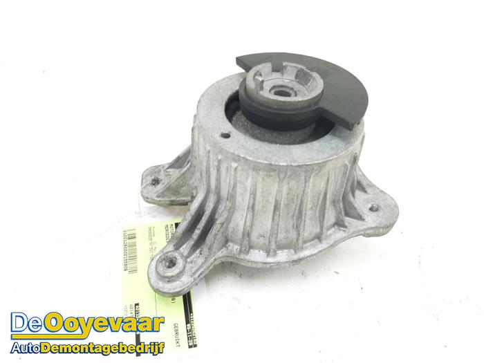 Used Engine mount Mercedes E (W213) E-220d 2.0 Turbo 16V Price € 15,00 Margin scheme offered by Autodemontagebedrijf De Ooyevaar