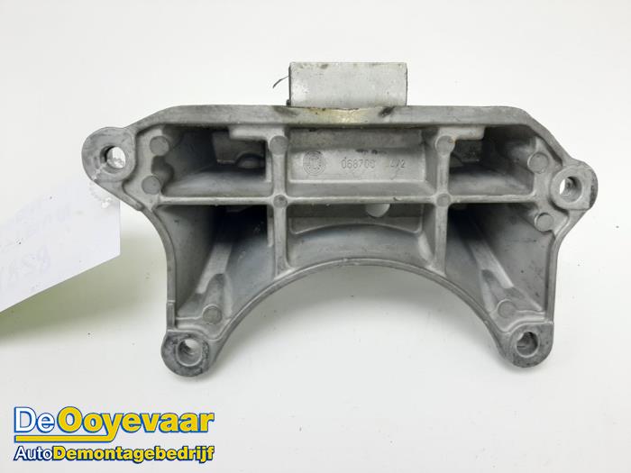 Gearbox mount from a Mercedes-Benz S (W221) 3.0 S-320 CDI 24V 2007
