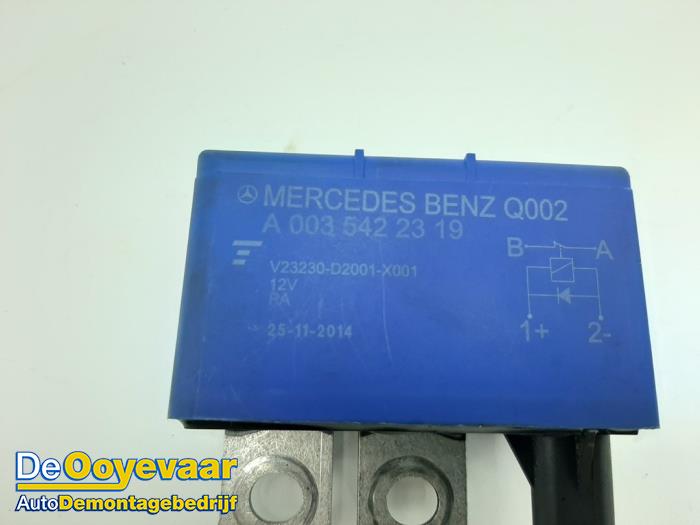 Überspannungrelais van een Mercedes-Benz A (W176) 1.5 A-180 CDI, A-180d 16V 2015