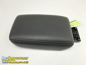 Usados Apoyabrazos Mitsubishi L-200 2.2 DI-D 4WD Precio € 69,99 Norma de margen ofrecido por Autodemontagebedrijf De Ooyevaar