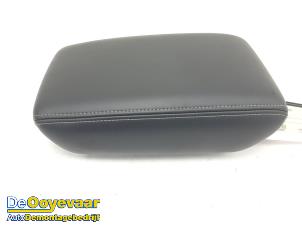 Usados Apoyabrazos Mitsubishi L-200 2.2 DI-D 4WD Precio € 69,99 Norma de margen ofrecido por Autodemontagebedrijf De Ooyevaar