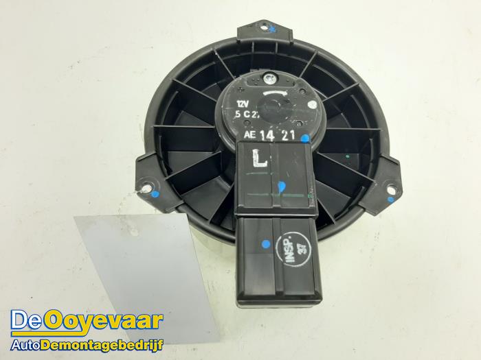 Heating and ventilation fan motor from a Mitsubishi Space Star (A0) 1.2 12V 2020