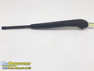 Used Rear wiper arm Kia Cee'd Sportswagon (JDC5) 1.6 GDI 16V Price € 14,98 Margin scheme offered by Autodemontagebedrijf De Ooyevaar