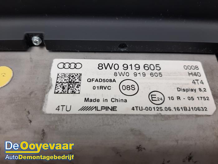 Navigation Display van een Audi A4 Avant (B9) 2.0 TDI 16V 2017