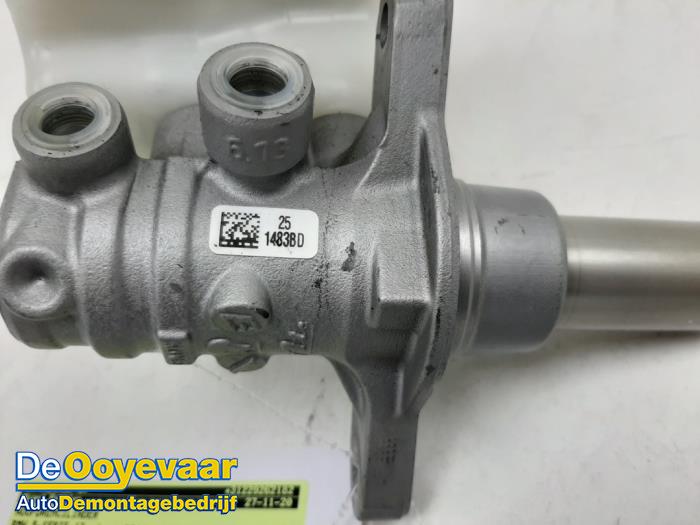 Master cylinder from a BMW 5 serie (G30) 530d xDrive 3.0 TwinPower Turbo 24V 2019