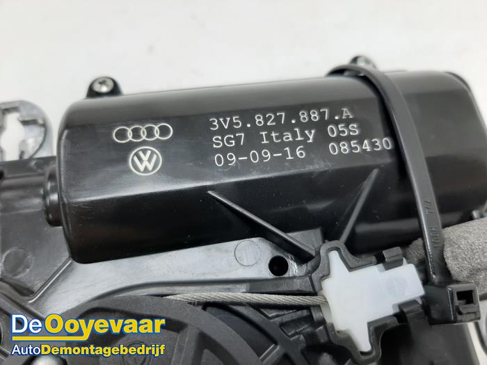 Motor for power tailgate closer from a Audi A4 Avant (B9) 2.0 TDI 16V 2017