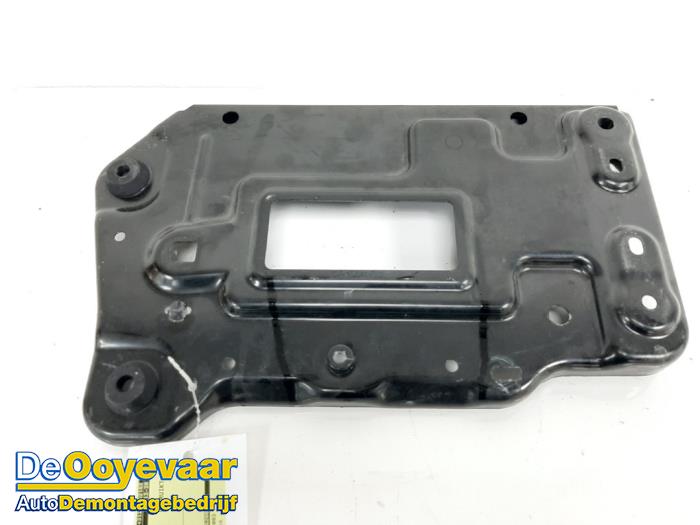Begagnade Batterilåda Mercedes CLA (117.3) 2.0 CLA-45 AMG Turbo 16V Pris € 9,99 Marginaltabell erbjuds av Autodemontagebedrijf De Ooyevaar