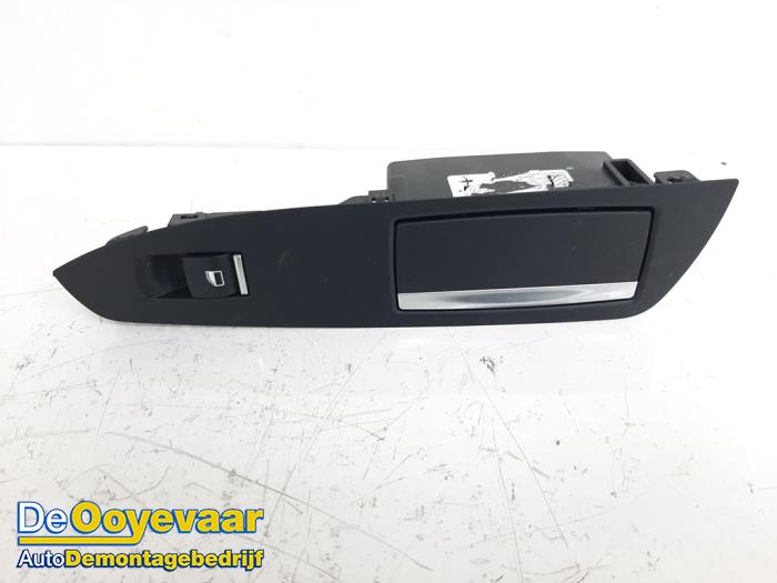 Usados Interruptor de ventanilla eléctrica BMW 7 serie (F01/02/03/04) 730d 24V Precio € 9,99 Norma de margen ofrecido por Autodemontagebedrijf De Ooyevaar