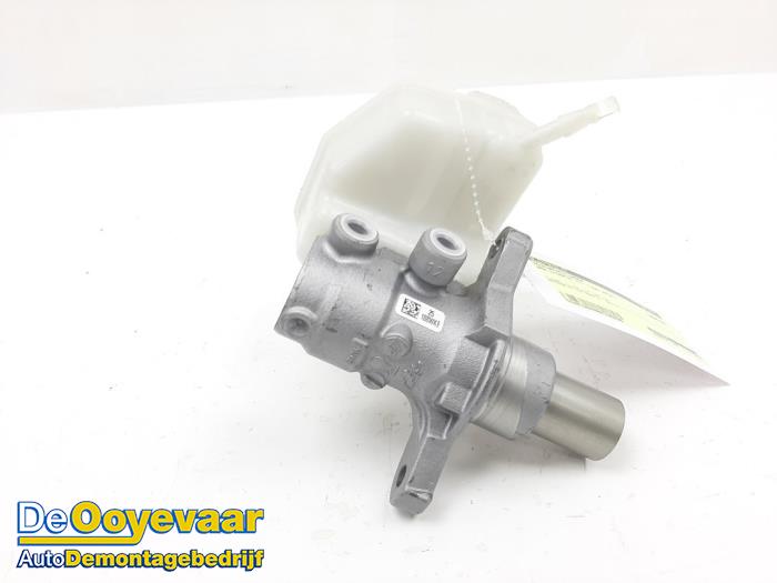 Master cylinder from a BMW 5 serie Touring (G31) 540d xDrive 3.0 TwinPower Turbo 24V 2018