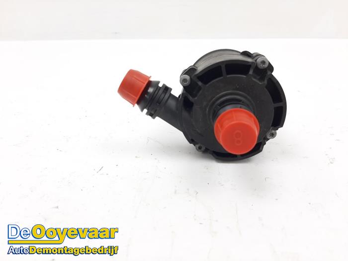 Begagnade Extra vattenpump BMW 5 serie Touring (G31) 540d xDrive 3.0 TwinPower Turbo 24V Pris € 15,00 Marginaltabell erbjuds av Autodemontagebedrijf De Ooyevaar