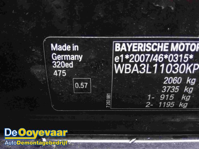 Retrovisor externo derecha de un BMW 3 serie Touring (F31) 320d 2.0 16V EfficientDynamicsEdition 2013