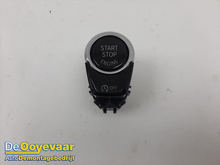 Start/Stopp Schalter van een BMW 5 serie (G30) 530d xDrive 3.0 TwinPower Turbo 24V 2019