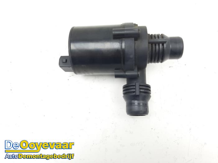 Begagnade Extra vattenpump BMW X5 (F15) xDrive 30d 3.0 24V Pris € 19,99 Marginaltabell erbjuds av Autodemontagebedrijf De Ooyevaar