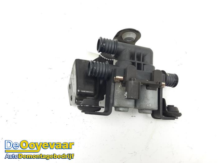 Begagnade Extra vattenpump BMW X5 (F15) xDrive 30d 3.0 24V Pris € 19,99 Marginaltabell erbjuds av Autodemontagebedrijf De Ooyevaar
