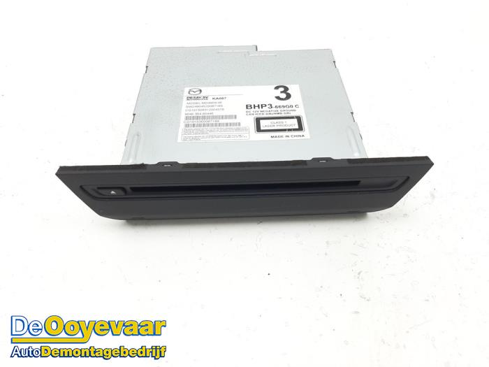 Używane Odtwarzacz CD Mazda 3 (BM/BN) 2.0 SkyActiv-G 16V Cena € 69,99 Procedura marży oferowane przez Autodemontagebedrijf De Ooyevaar