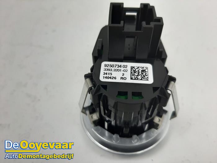 Start/stop switch from a BMW 3 serie Touring (F31) 320d 2.0 16V EfficientDynamicsEdition 2013