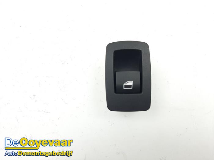Electric window switch from a BMW 3 serie Touring (F31) 320d 2.0 16V EfficientDynamicsEdition 2013