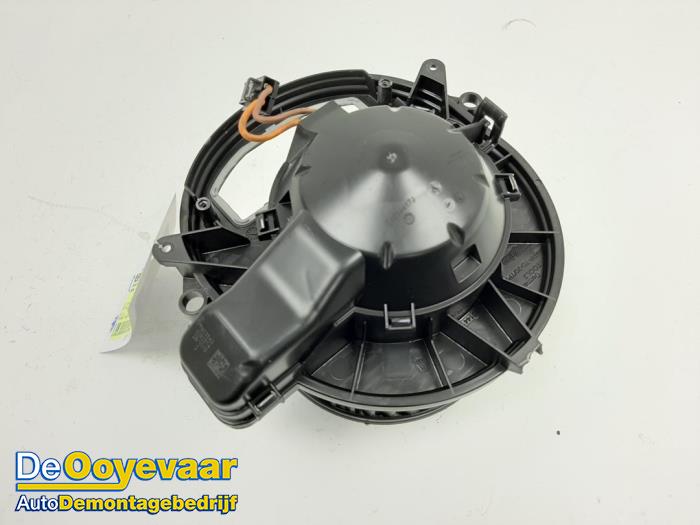 Heating and ventilation fan motor from a BMW 3 serie Touring (F31) 320d 2.0 16V EfficientDynamicsEdition 2013