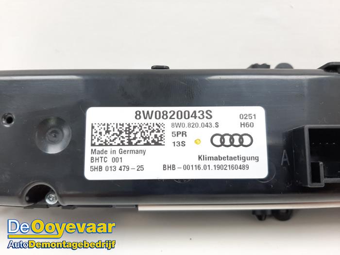 Panel de control de calefacción de un Audi A4 Avant (B9) 2.0 TDI 16V 2017