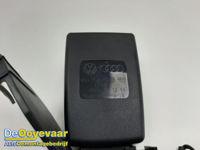 Rear seatbelt buckle, centre from a Audi A6 Avant (C7) 3.0 TDI V6 24_ 2016